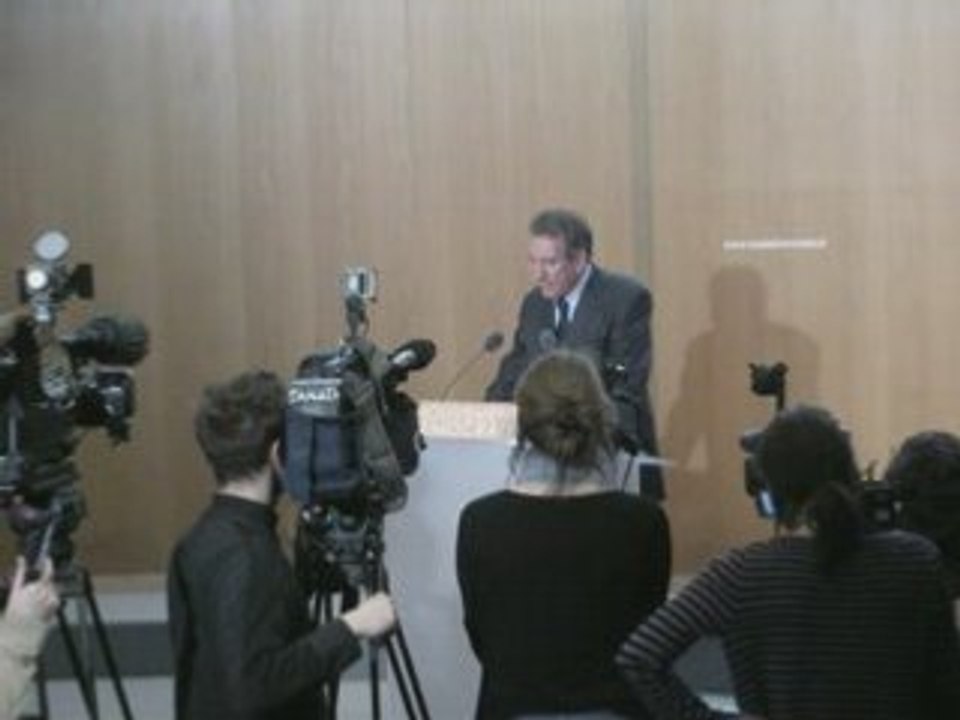 Bayrou annonce une consultation des militants