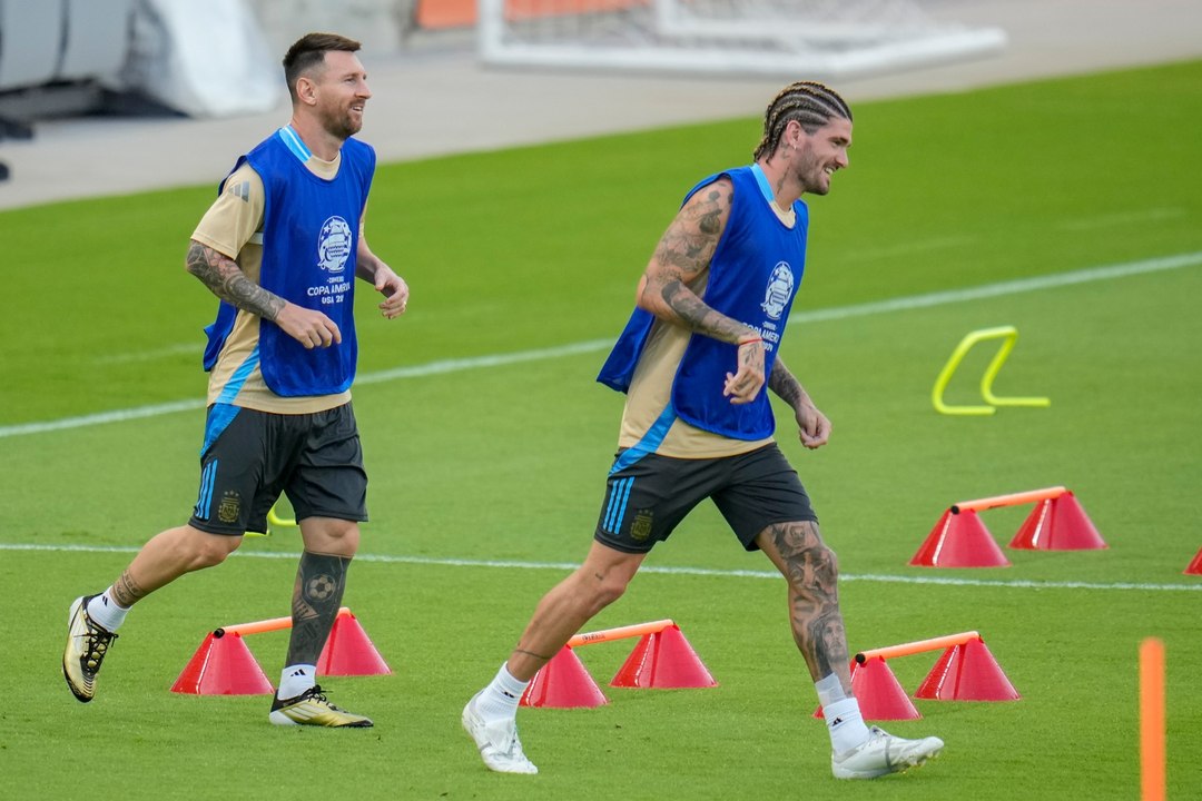 Leo Messi ya entrena con sus compañeros, pero Scaloni no da pistas si juega ante Ecuador