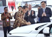 Presiden Jokowi Resmikan Pabrik Baterai Mobil Listrik Terbesar di Asia Tenggara