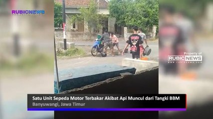 Satu Unit Sepeda Motor Terbakar Akibat Api Muncul dari Tangki BBM, Seperti Ini Kepanikan Pemotor dan Warga Saat Padamkan Api