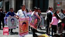López Obrador se reunió con padres de normalistas desaparecidos