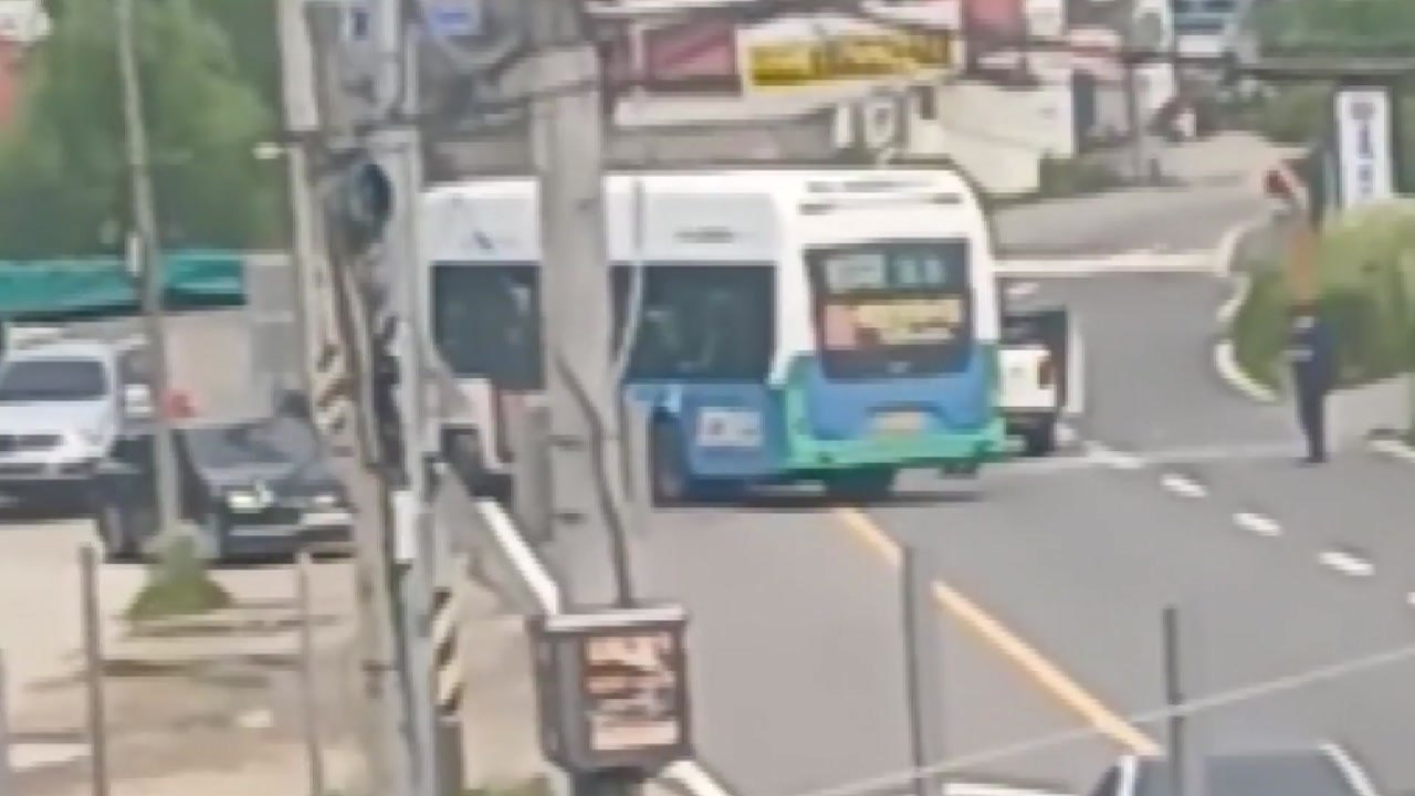 경기 파주시에서 승용차가 버스 충돌...승객 4명 다쳐 / YTN