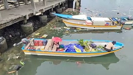 Pantai Kampung Nelayan Hamadi Tercemar Sampah Plastik