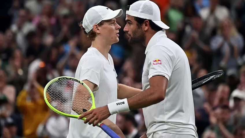 Video Sinner batte Berrettini in un derby epico a Wimbledon: il punto più bello del match