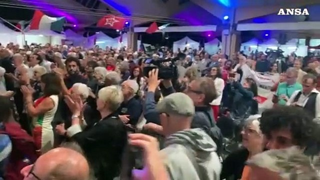 Festa Anpi a Bologna: Schlein, Fratoianni, Bonelli e Magi cantano Bella Ciao sul palco