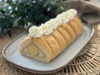 Rollo de bizcochos de soletilla relleno de plátano