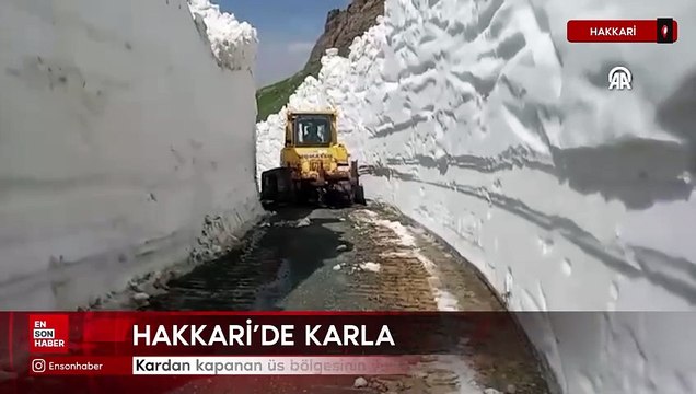 Hakkari'de kardan kapanan üs bölgesinin yolunda çalışmalar sürüyor