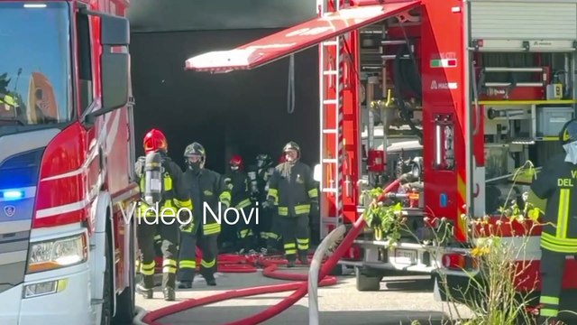 Livorno, incendio a Stagno: alta colonna di fumo