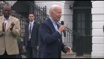 Biden dice ai supporter: "Non me ne vado da nessuna parte"