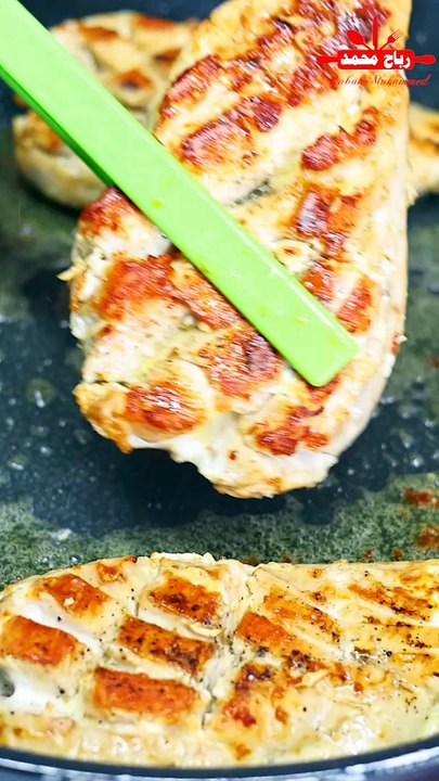 صدور الدجاج بصوص الليمون والثوم والزبدة . صدور الدجاج مع صوص الليمون بدون كريمة. هذه الوصفة سهلة وسريعة التحضير بسيطة جدًا وطعمها مميز مع رباح محمد