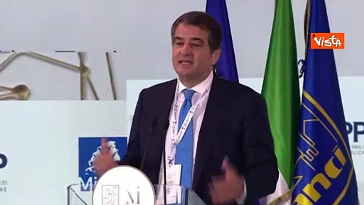 Pnrr, Fitto: "Oltre 150 miliardi di euro a debito, necessario raggiungere risultati"