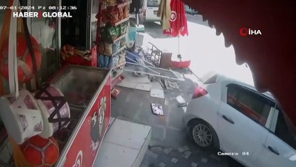 Park halindeki otomobil geri geri markete girdi: O anlar kamerada