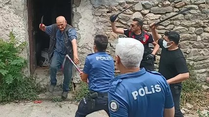 Çöp evini temizlemeye gelen ekibe güçlük çıkardı, ikna etmeye çalışan polise bıçakla saldırdı