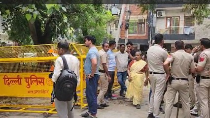 रोहिणी सेक्टर 22 के एक मंदिर पर चला प्रशासन का बुलडोजर, लोगों में आक्रोश