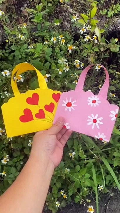 Create a cute mini bag with this fun and easy papercraft DIY project! Perfect for gifts, party favors, or just because. Great for all ages and occasions. #Papercraft #MiniBag #DIYProjects #CuteCrafts #GiftIdeas