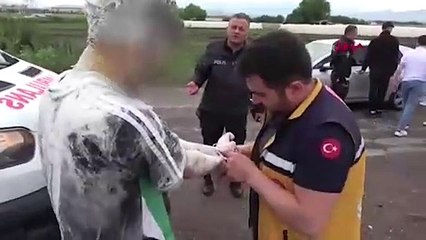 Polisi kızdıran doğum günü kutlaması! Direğe bağlayıp darp ettiler, başından aşağı un döküp yumurta kırdılar