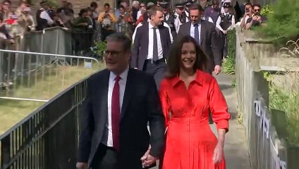 Britânicos votam e trabalhistas são favoritos para retornar ao poder após 14 anos