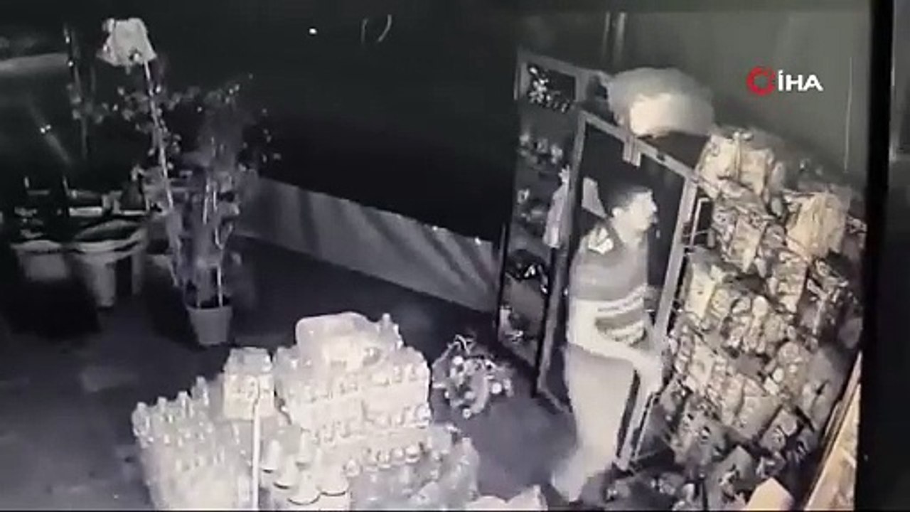 Hırsızlık anı saniye saniye görüntülendi! Utanmadan poşet poşet doldurup çaldı