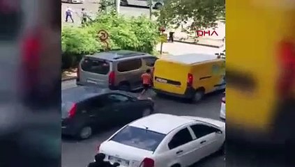 Işıklarda 10 yaşındaki oğluna su sattıran anne gözaltına alındı