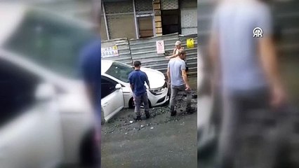 İstanbul'da çöken yoldaki iki aracı vatandaşlar kurtardı