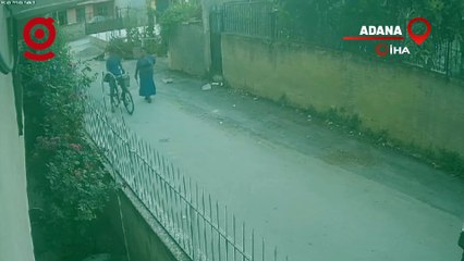 Kolyesini çalmak istediği kadından dayak yedi