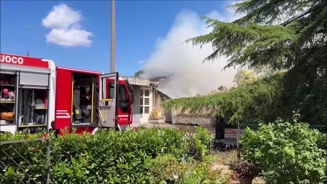 Campi Bisenzio, capannone in fiamme