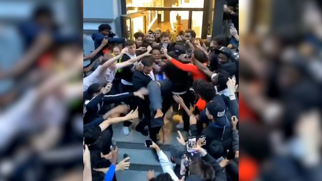 « C'était inhumain ! » : l'influenceur IShowSpeed agressé à la sortie d'une boutique en Norvège