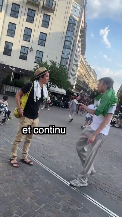 Prank : Faire tenir le plus d’affaire possible à un inconnu