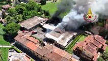 L'incendio a Campi Bisenzio, alta colonna di fumo