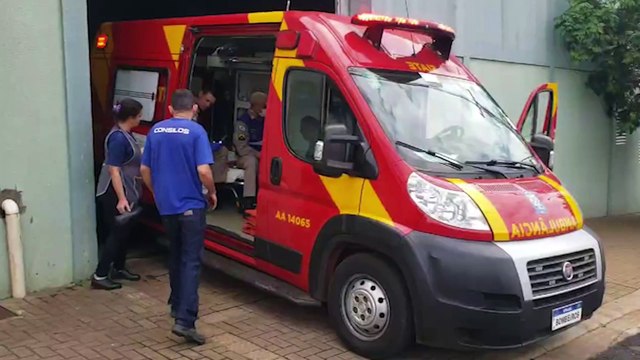 Mulher confunde pedais e bate carro contra parede na Rua Cuiabá