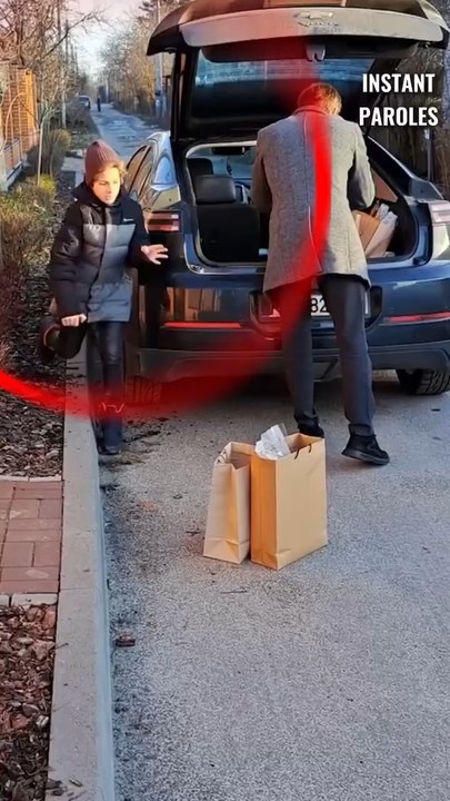 Cet homme se voit dépossédé de son sac de courses puis découvre les véritables raisons de cet acte