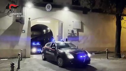 Télécharger la video: Bologna, smantellata una rete di spaccio di cocaina: il video dell'operazione dei carabinieri