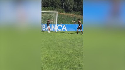 Lucas Pérez se enfrenta en un reto de fútbol a cinco 'influencers'