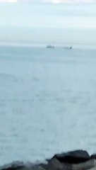 Barco com 17 pescadores de Itajaí vira durante a madrugada na barra de Laguna