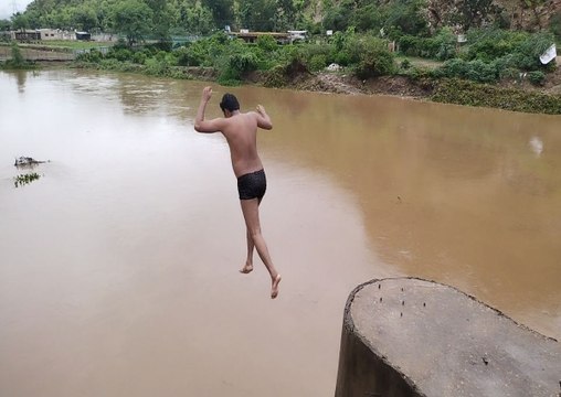 रूपारेल नदी में तेज बहाव के साथ आया पानी, बह गई पुलिया, कई जगह ढहे मकान...देखें यह वीडियाे