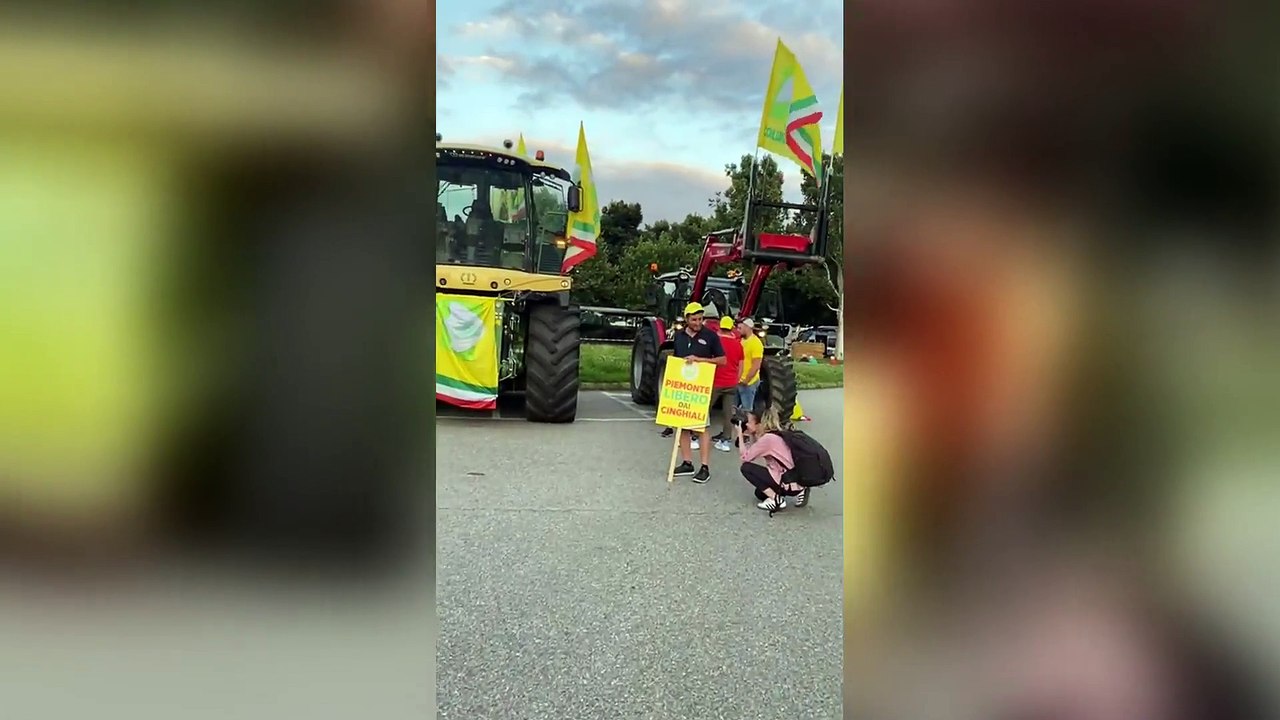 Sfilano i trattori degli agricoltori per l'emergenza cinghiali