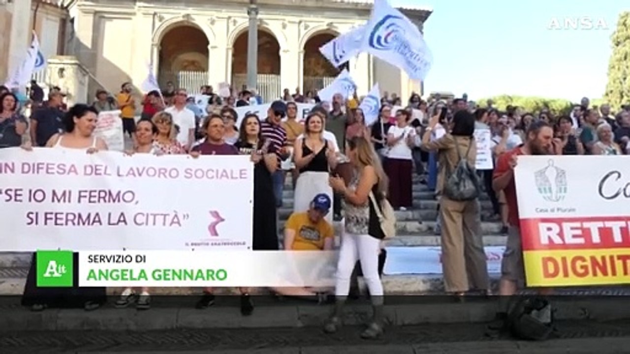 Roma, operatori sociali in piazza per chiedere l'adeguamento delle tariffe