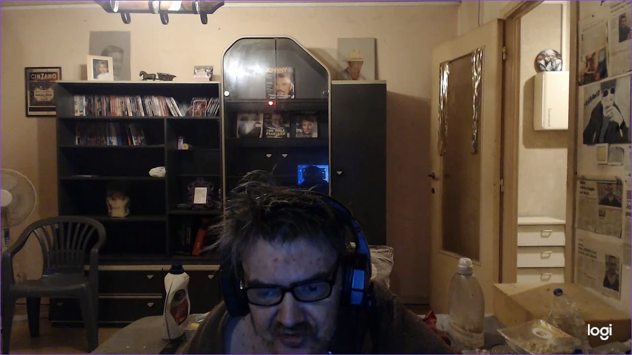 FANTOMAS VA  TU VOTER  AVEC TON MASQUE  OU ATTAQUER SANDRINE ET OU SONT TES CHAINE