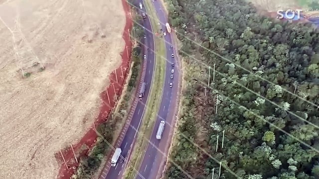 Traficante foge da polícia em alta velocidade e capota carro com maconha na BR-163 em Cascavel