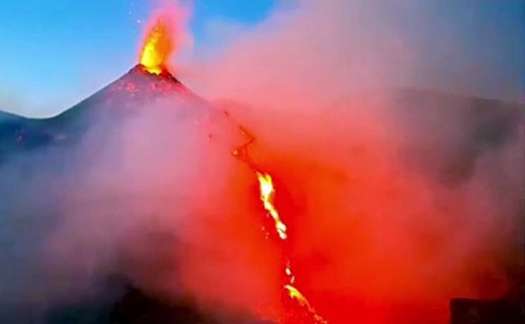En #Italie, le Département de la protection civile de la région #sicilienne a relevé le niveau d'alerte. L'éruption du plus grand volcan actif d’Europe, qui avait commencé le 14 juin, s'est intensifiée. #etna #eruption #volcan