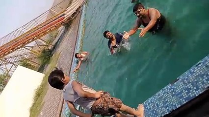 Arib swimming pool mein enjoy krte howay