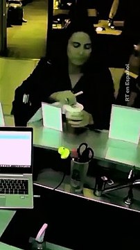 Mujer desata polémica en las redes por el error de una camarera En Rosario, Argentina, una mujer ha desatado polémica en las redes al reaccionar de mala manera por el error de una camarera con su té. Los hechos tuvi