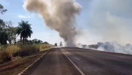Ônibus de turismo fica completamente destruído após ser tomado por incêndio