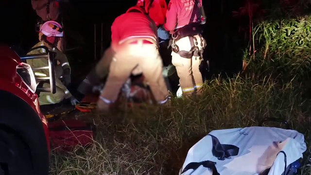 Bombeiros fazem resgate dramático de mulher que caiu de ponte na Vila Tolentino