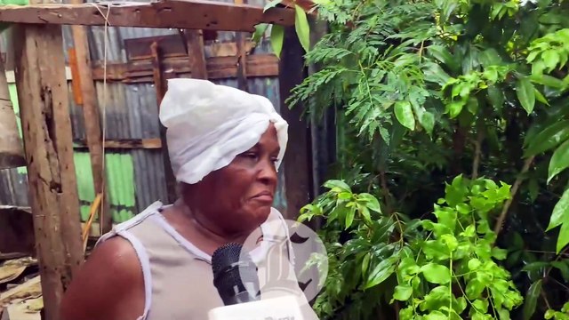 Mujer de 62 años vende botellas plásticas para su sustento y pagar alquiler en su precaria vivienda