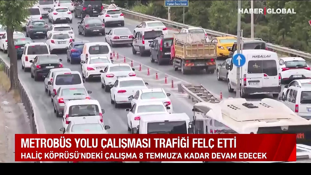 Metrobüs yolu çalışması trafiği felç etti