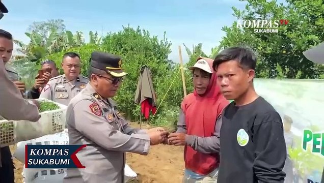 Polisi Bagikan Bibit Sayuran Kepada Kelompok Tani