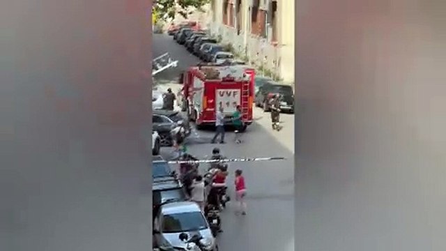 Ladro in fuga dal balcone, la pericolosa passeggiata sul cornicione