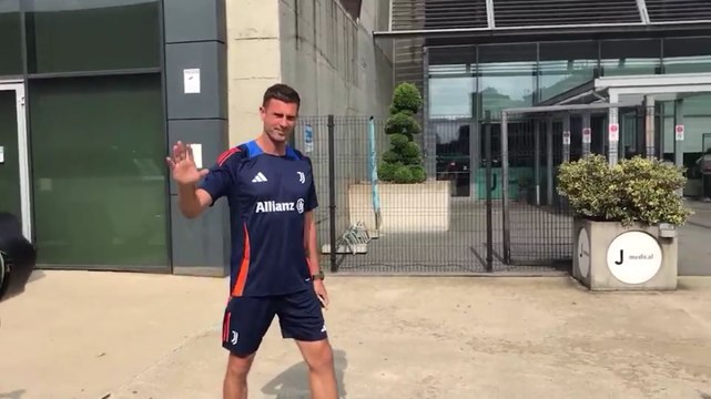 Juventus, ecco l'arrivo di Thiago Motta al J|Medical: foto e autografi con i tifosi