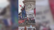 La polémica pancarta en la manifestación de izquierdas en Francia tras las elecciones